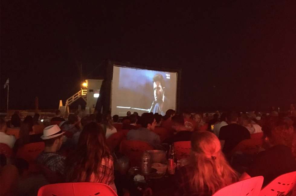 Menschen vorm Screen beim Public Viewing des European Song Contest in Tel Aviv