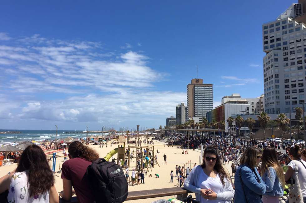 Strandabschnitt mit Menschen in Tel Aviv