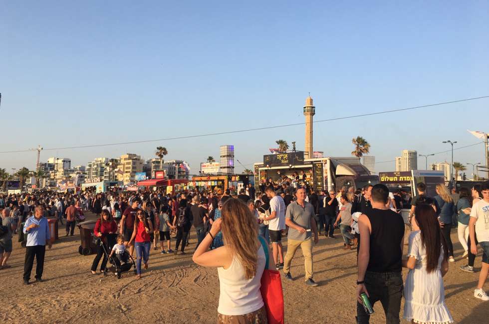 Menschen beim Public Viewing des European Song Contest in Tel Aviv