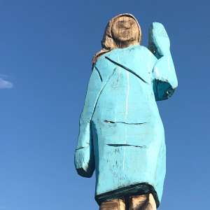 „Denkwürdiges“ Denkmal –  US-Präsidentengattin Melania Trump als Holzfigur