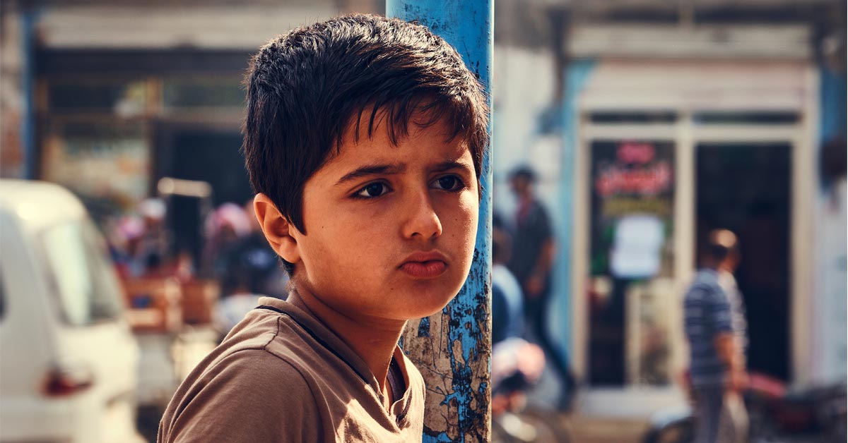 Tall Abjad - Skeptischer syrischer Junge vor der Kamera