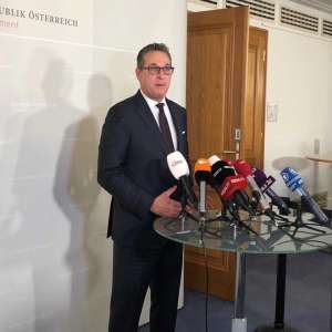 Heinz-Christian Strache beim Untersuchungsausschuss vor den Pressemikros in Wien