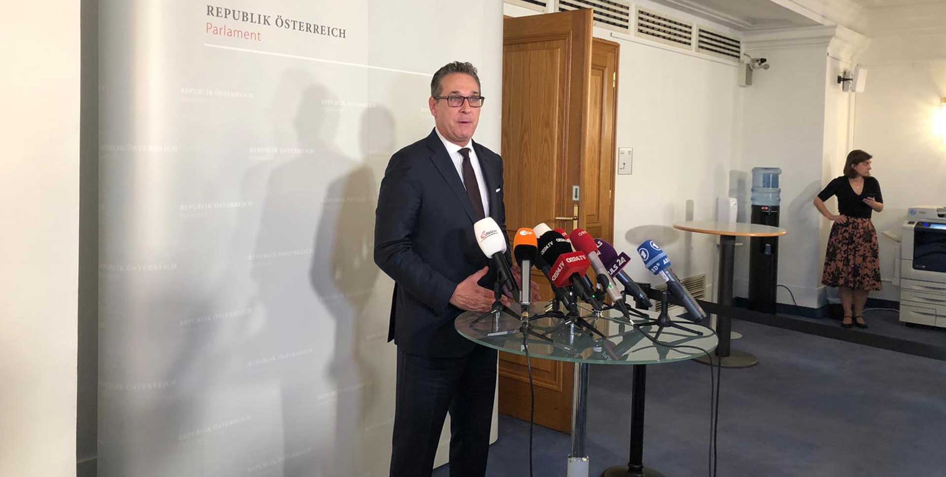 Heinz-Christian Strache beim Untersuchungsausschuss vor den Pressemikros in Wien